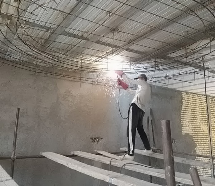 جوشکار در حال اجرای سقف رابیتس