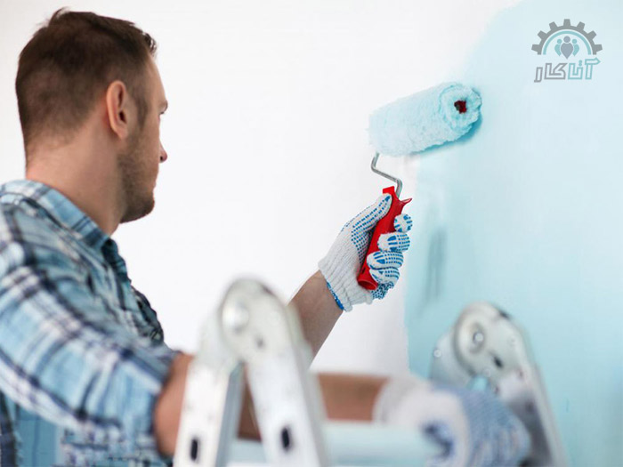 نقاش در میانه