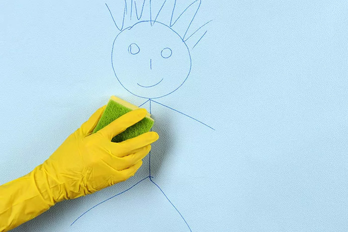 تمیز کاری دیوار رنگی